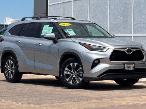 Used 2022 Toyota Highlander XLE AWD/4WD image 2
