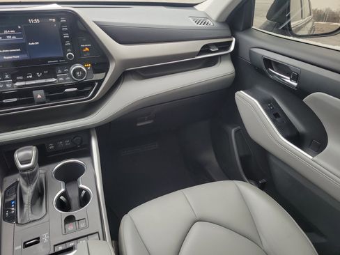 Used 2022 Toyota Highlander XLE image 15