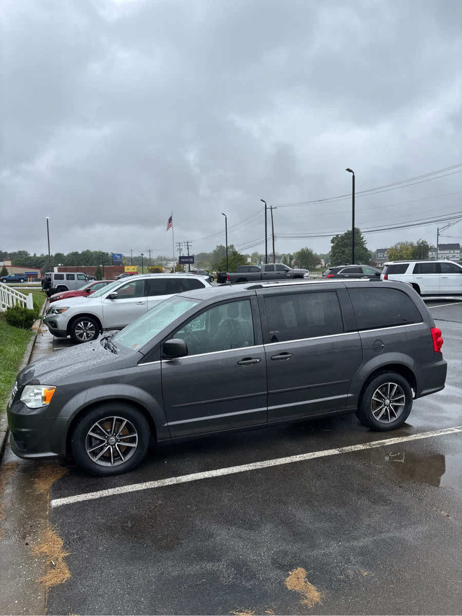 Used 2017 Dodge Grand Caravan SXT w/ Rear Park Assist Package FWD image 1