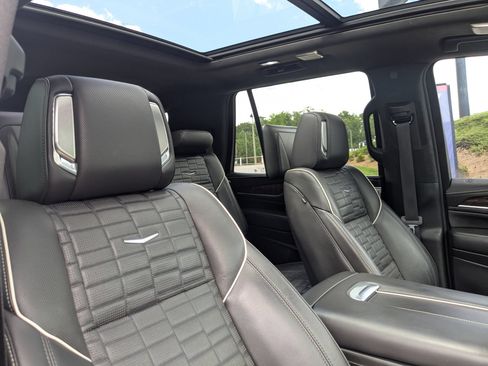 Used 2022 Cadillac Escalade Premium Luxury Platinum w/ Heavy-Duty Trailer Package AWD/4WD image 31