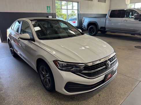 Used 2024 Volkswagen Jetta SE w/ Panoramic Sunroof Package FWD image 3