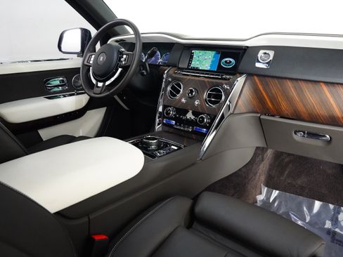 Used 2023 Rolls-Royce Cullinan w/ Cullinan Package image 43