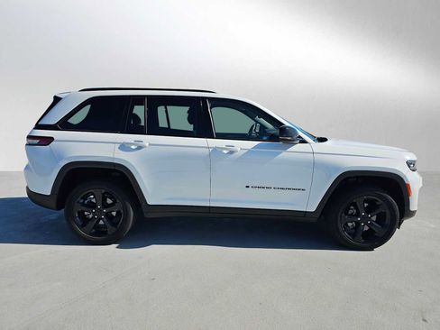 Used 2023 Jeep Grand Cherokee Altitude AWD/4WD image 2