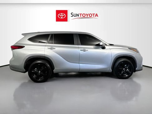 Used 2023 Toyota Highlander L FWD image 2