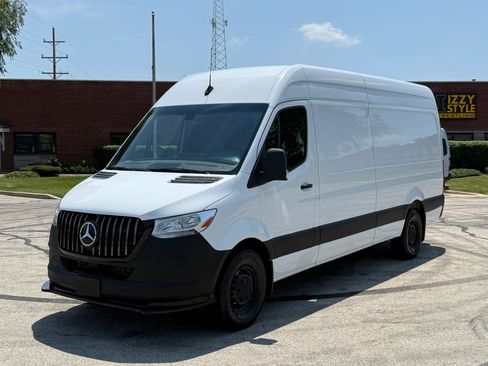 Used 2023 Mercedes-Benz Sprinter 2500 image 3