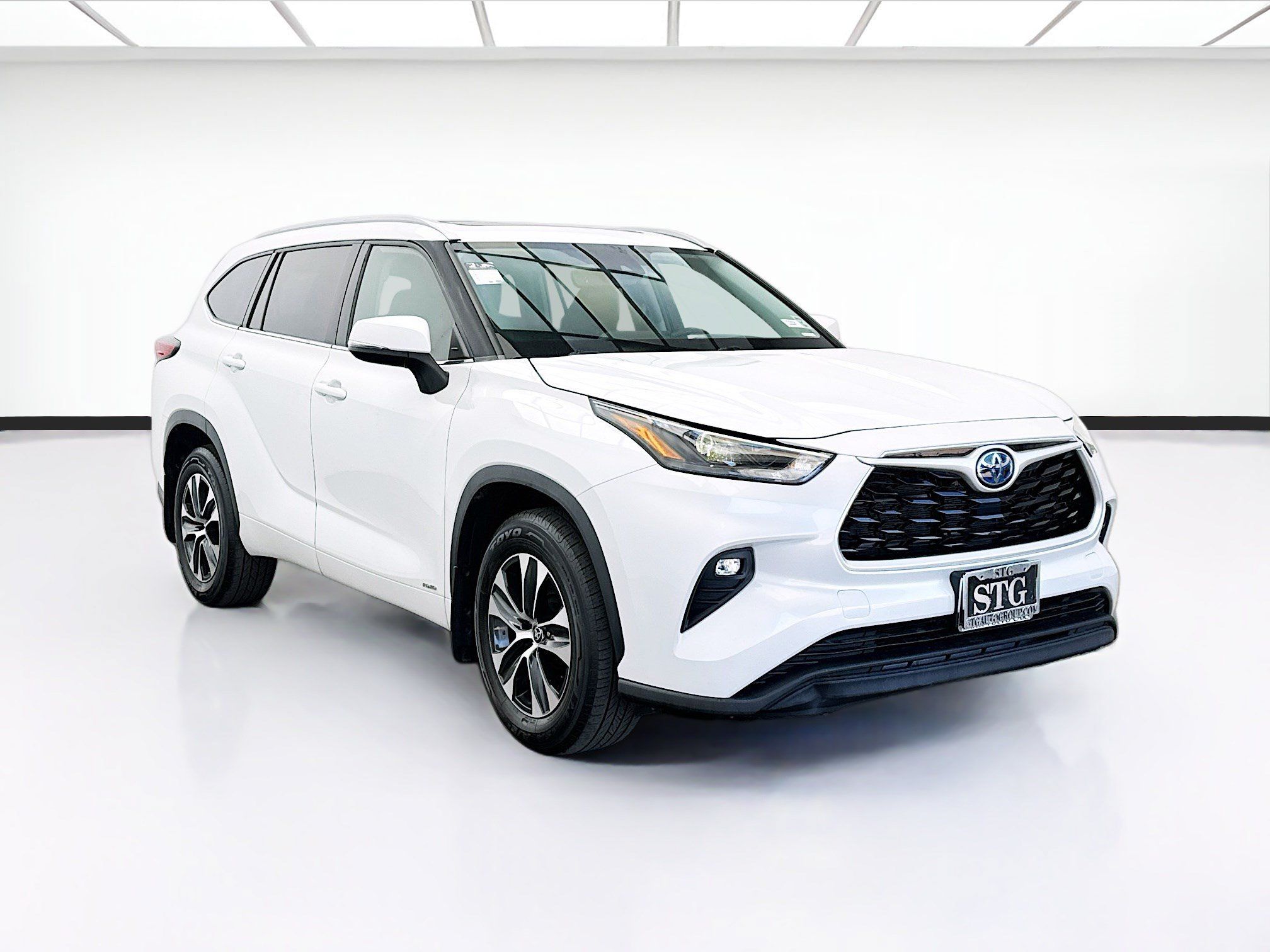 Used 2022 Toyota Highlander XLE AWD/4WD image 3