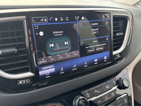 Used 2023 Chrysler Pacifica Touring-L image 25