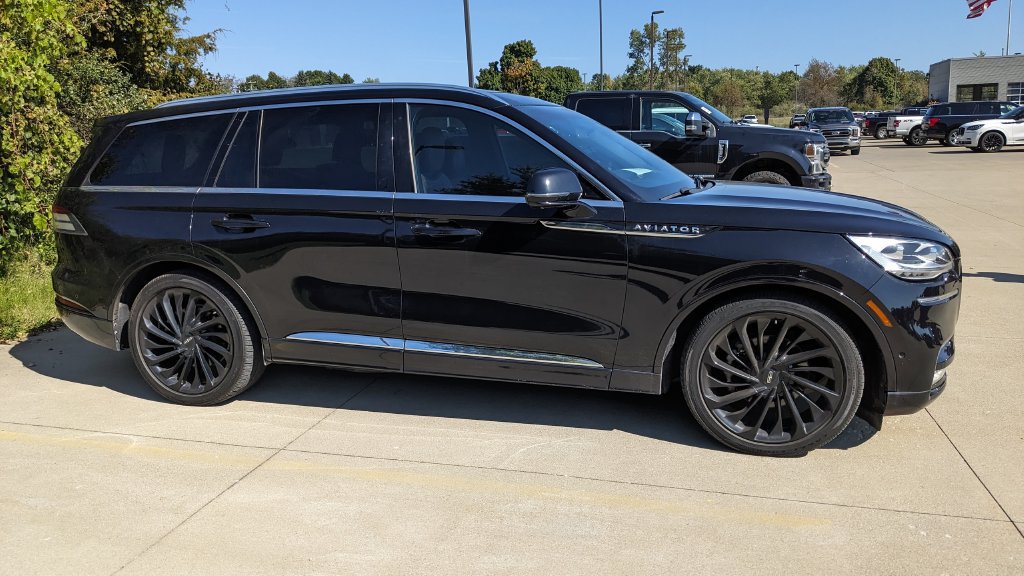 Used 2022 Lincoln Aviator Reserve w/ Equipment Group 201A AWD/4WD image 2