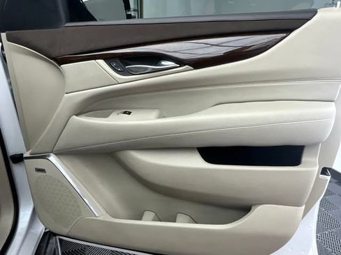 Used 2017 Cadillac Escalade Premium Luxury AWD/4WD image 20