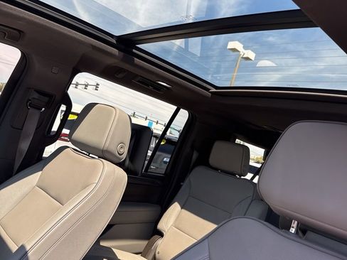 Used 2023 GMC Yukon XL SLT w/ SLT Luxury Package image 13