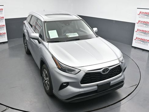 Used 2022 Toyota Highlander XLE AWD/4WD image 27