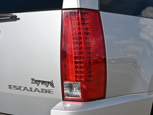 Used 2012 Cadillac Escalade Luxury RWD image 23