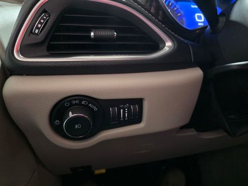 Used 2024 Chrysler Pacifica Limited AWD/4WD image 31