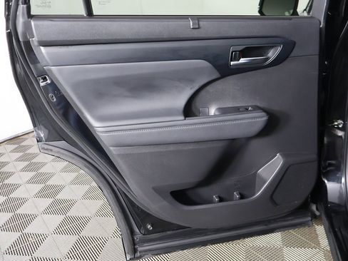 Used 2022 Toyota Highlander XLE image 26
