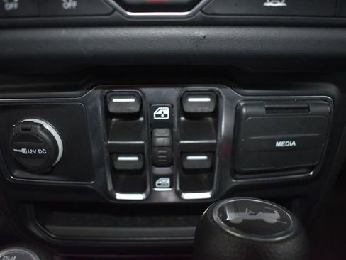 Used 2024 Jeep Wrangler Unlimited Sahara AWD/4WD image 19
