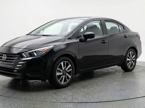 Used 2025 Nissan Versa SV image 3