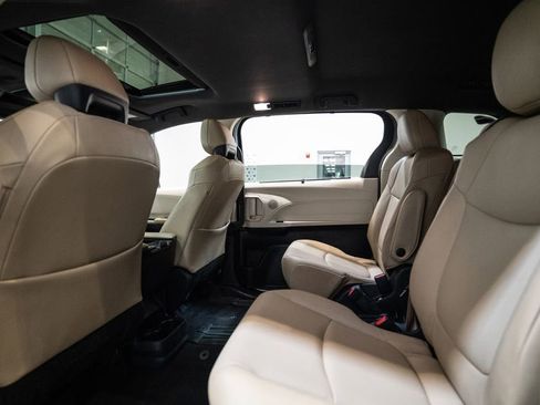 Used 2024 Toyota Sienna XLE FWD image 35