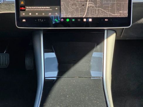 Used 2020 Tesla Model 3 Standard Range Plus image 17