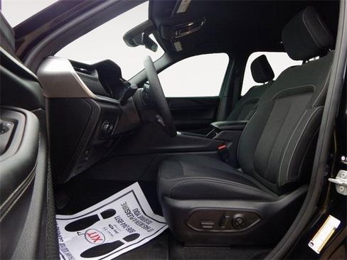 Used 2025 Jeep Grand Cherokee Laredo image 11