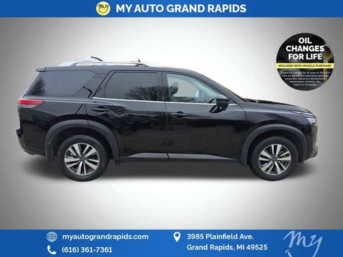 Used 2023 Nissan Pathfinder SL w/ Black Appearance Package AWD/4WD image 8