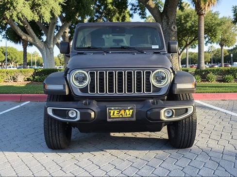 Used 2025 Jeep Wrangler Unlimited Sahara image 3