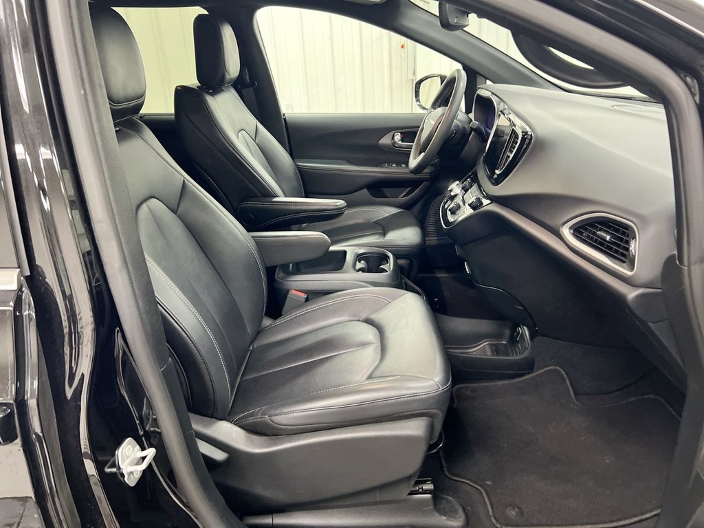 Used 2025 Chrysler Pacifica Select FWD image 21