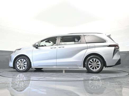 Used 2024 Toyota Sienna XLE FWD image 59