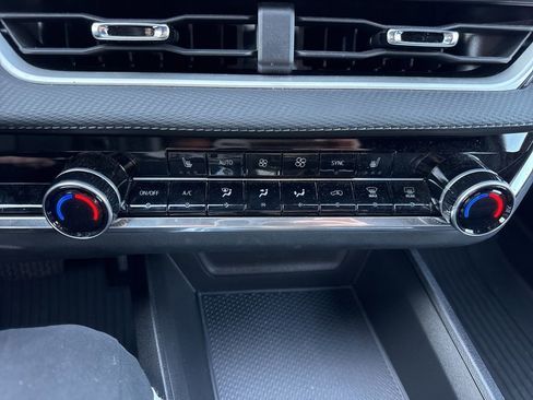 Used 2025 Chevrolet Equinox LT w/ Convenience Package II image 24