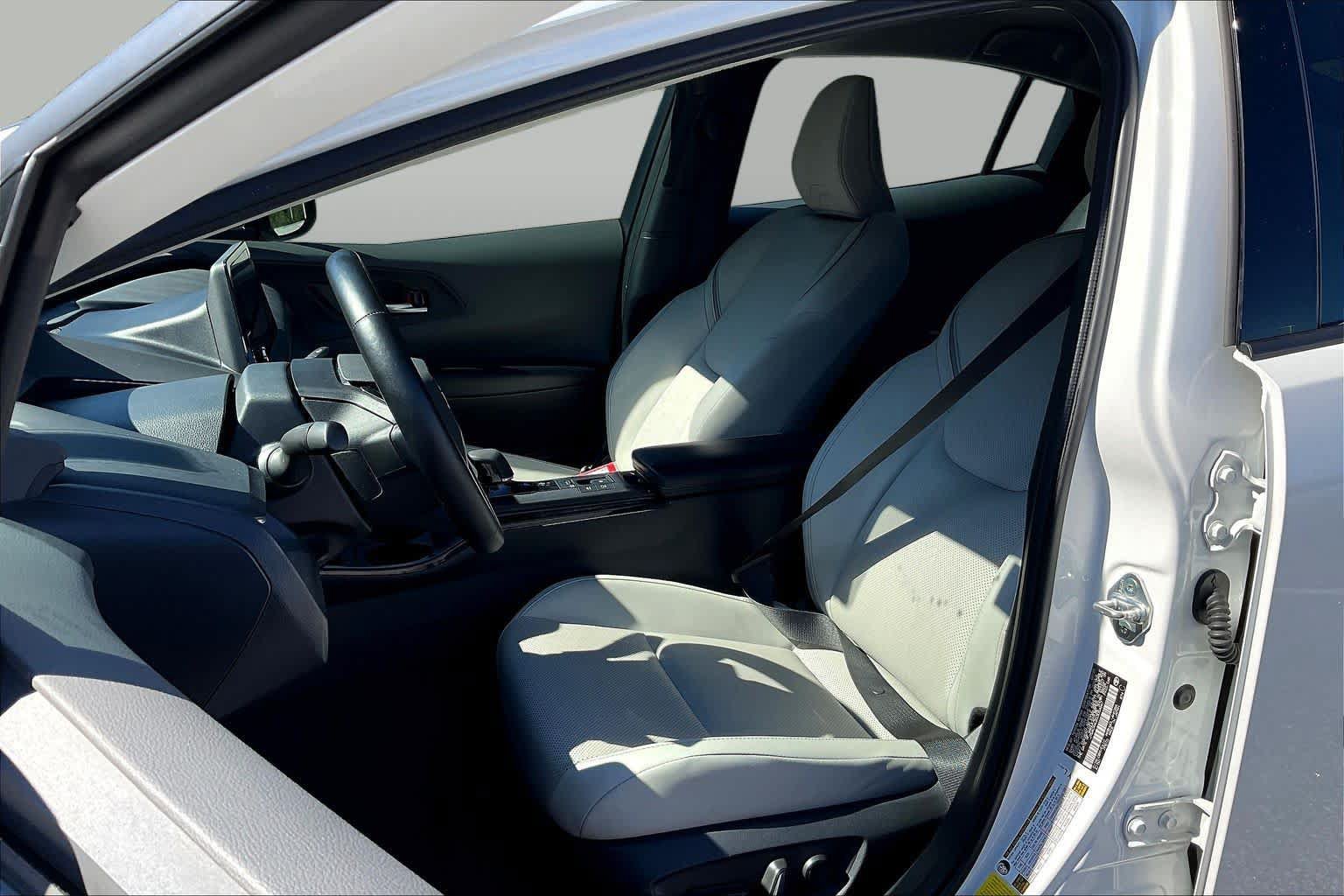 Used 2025 Toyota Prius XLE FWD image 8