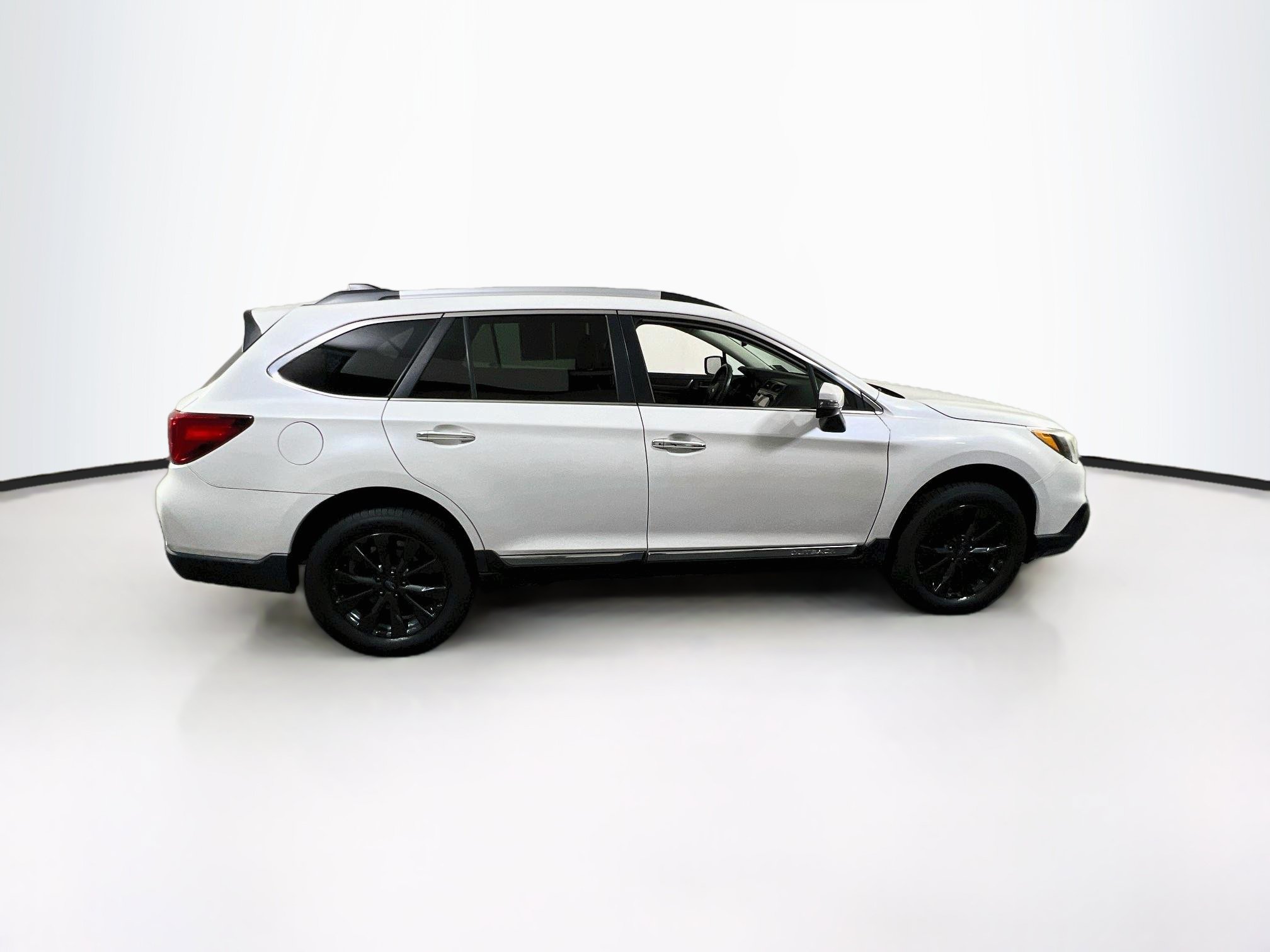 Used 2017 Subaru Outback 3.6R Touring AWD/4WD image 4