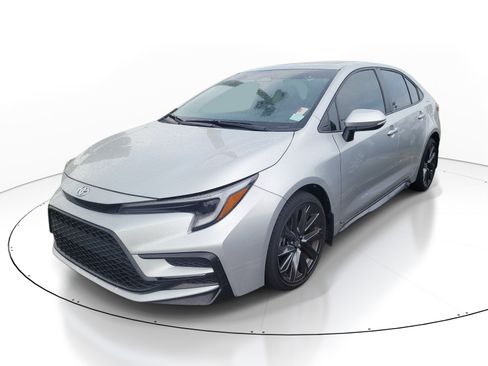 Used 2025 Toyota Corolla XSE FWD image 3