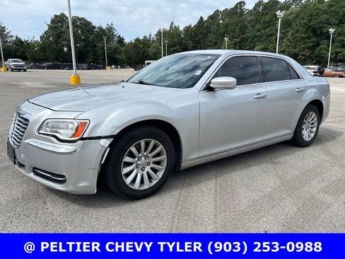 Used 2012 Chrysler 300 RWD image 3