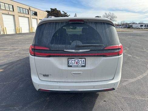 Used 2021 Chrysler Pacifica Touring-L image 7