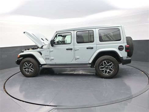 Used 2024 Jeep Wrangler Sahara image 28