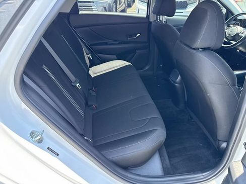 Used 2022 Hyundai Elantra SEL w/ Convenience Package FWD image 11