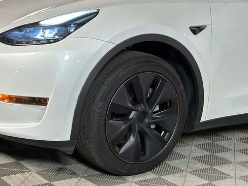 Used 2025 Tesla Model Y Long Range RWD image 4