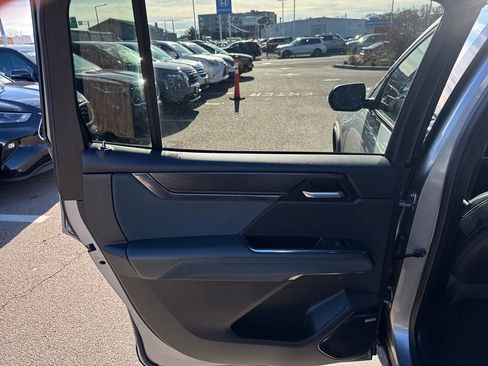 Used 2024 GMC Acadia AT4 w/ Luxury Package image 32