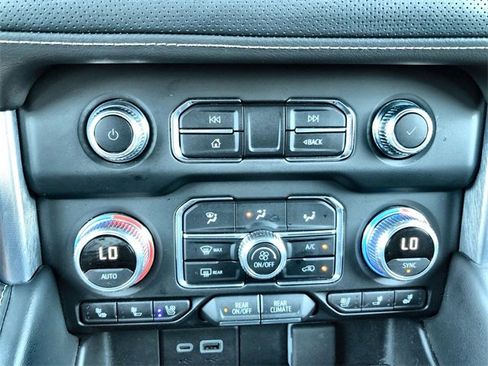 Used 2024 GMC Yukon SLT w/ SLT Premium Package image 18