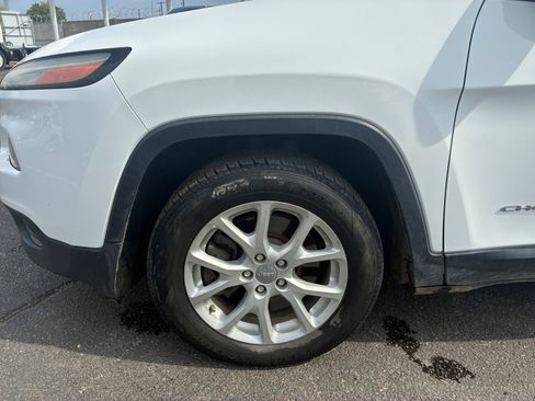 Used 2017 Jeep Cherokee Sport FWD image 10