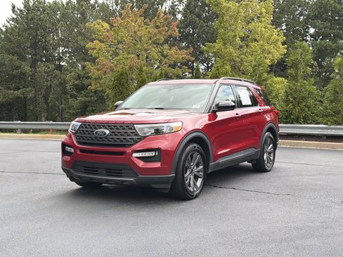 Used 2024 Ford Explorer XLT w/ Equipment Group 202A RWD image 13