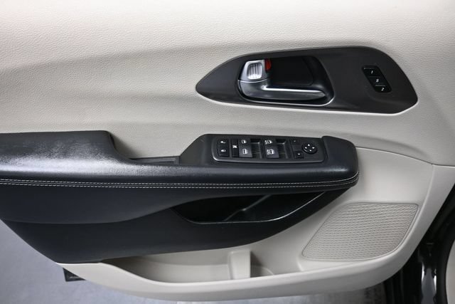 Used 2023 Chrysler Pacifica Touring-L FWD image 13