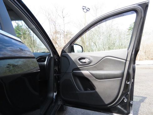 Used 2019 Jeep Cherokee Latitude Plus w/ Cold Weather Group image 12