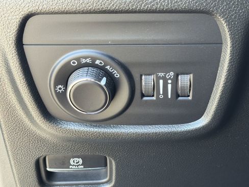 Used 2025 Jeep Grand Cherokee Altitude image 12