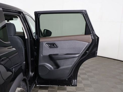 Used 2023 Nissan Rogue S AWD/4WD image 18