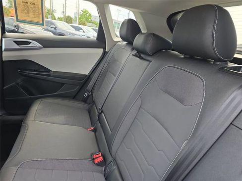 Used 2025 Volkswagen Taos SE FWD image 11