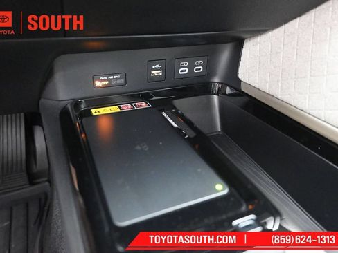 Used 2025 Toyota Camry XLE AWD/4WD image 19