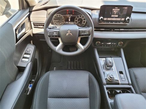 Used 2023 Mitsubishi Outlander ES image 11