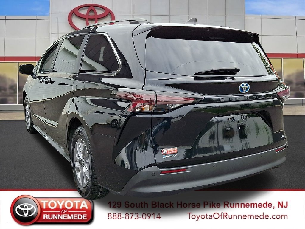 Certified 2025 Toyota Sienna XLE FWD image 4