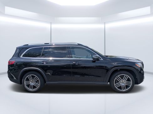 Used 2024 Mercedes-Benz GLS 450 4MATIC image 2