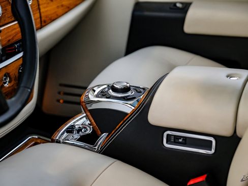 Used 2014 Rolls-Royce Phantom Sedan image 47